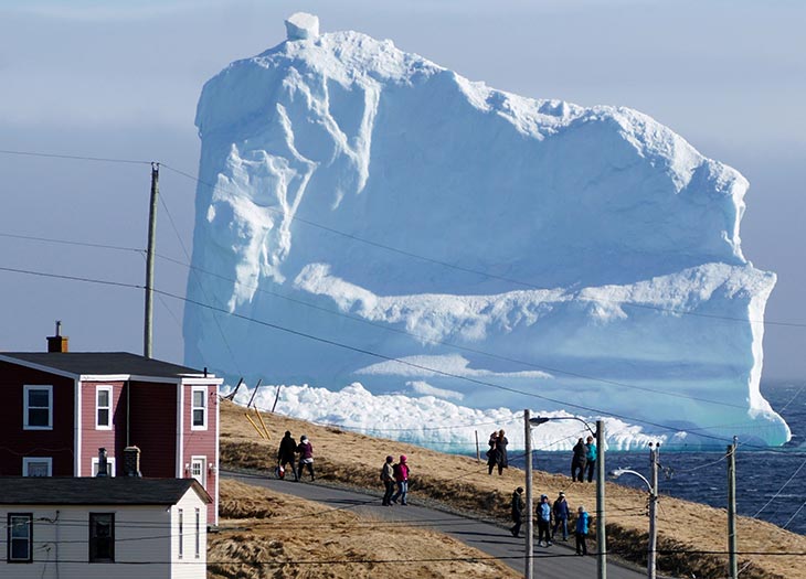 Il primo iceberg della stagione passa a South Shore, anche conosciuta come 