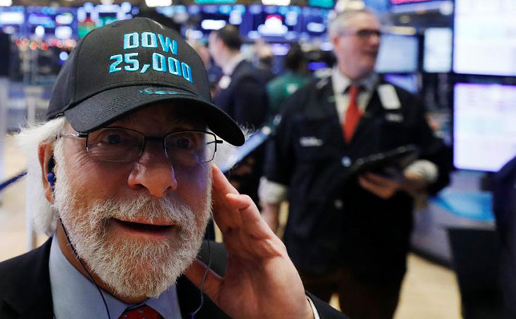 Wall Street, un trader in attesa che il Dow Jones tocchi il recordi dei 25mila punti, New York, 4 gennaio 2018